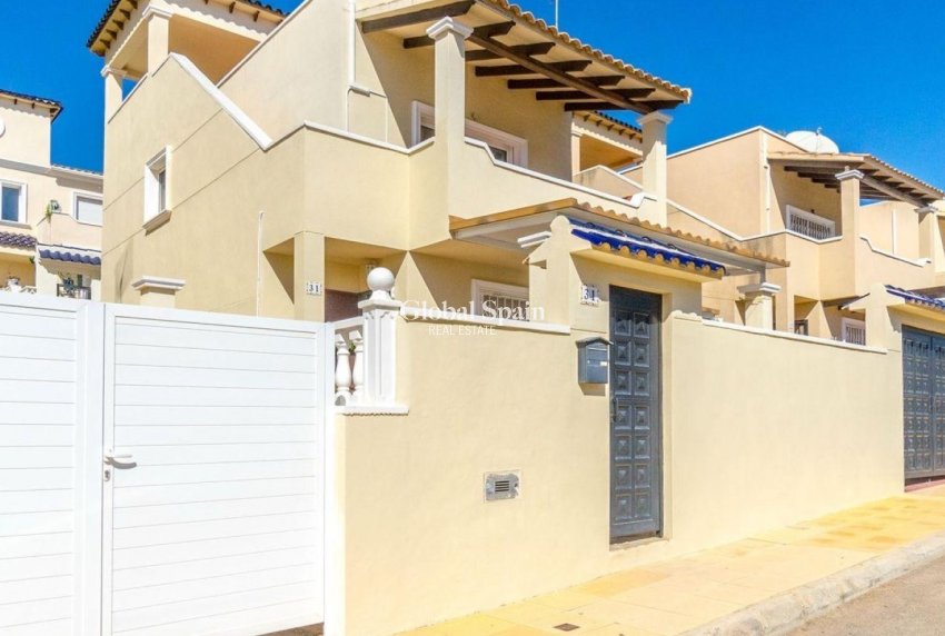 Resale - VILLA -
ORIHUELA COSTA - VILLAMARTÍN