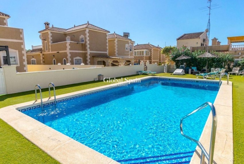 Resale - VILLA -
ORIHUELA COSTA - VILLAMARTÍN