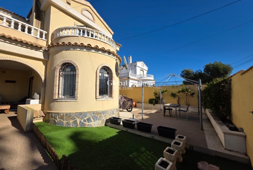 Resale - VILLA -
ORIHUELA COSTA - VILLAMARTÍN