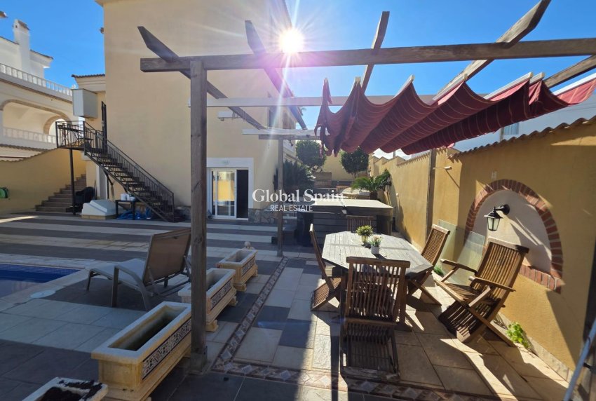 Resale - VILLA -
ORIHUELA COSTA - VILLAMARTÍN