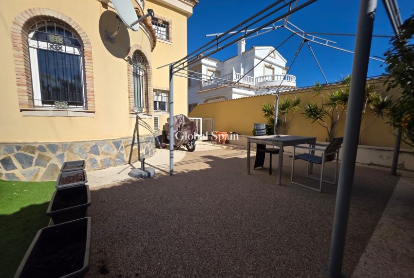 Resale - VILLA -
ORIHUELA COSTA - VILLAMARTÍN