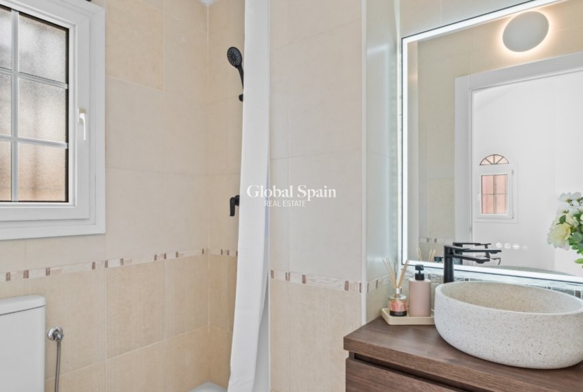 Resale - VILLA -
ORIHUELA COSTA - VILLAMARTÍN