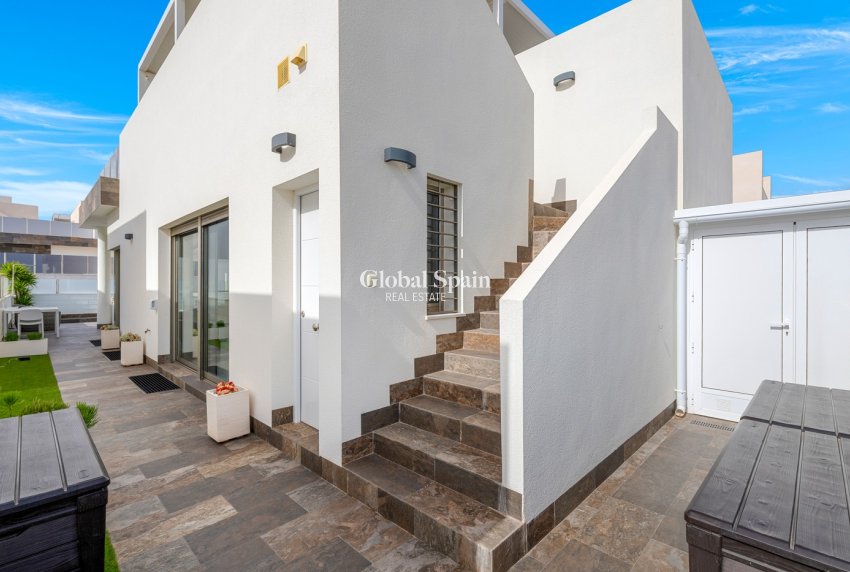 Resale - VILLA -
ORIHUELA COSTA - VILLAMARTÍN