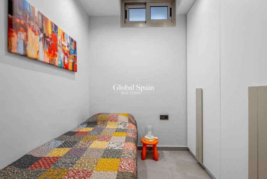 Resale - VILLA -
ORIHUELA COSTA - VILLAMARTÍN