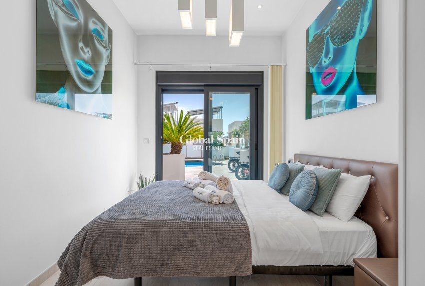 Resale - VILLA -
ORIHUELA COSTA - VILLAMARTÍN