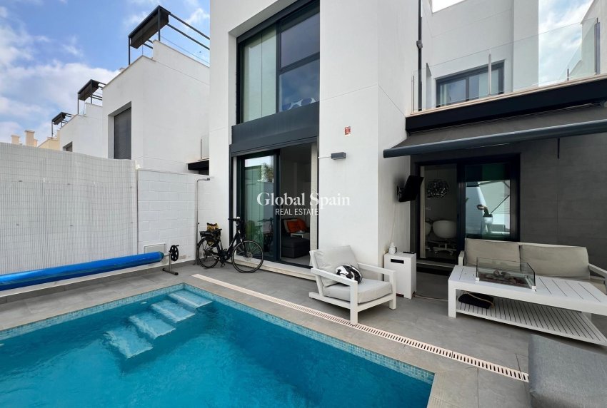 Resale - VILLA -
ORIHUELA COSTA - VILLAMARTÍN