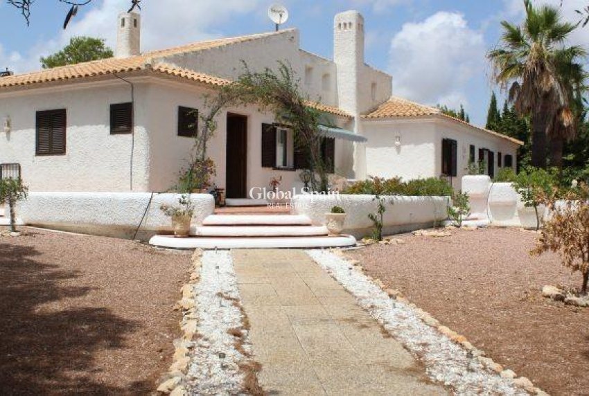 Resale - VILLA -
ORIHUELA COSTA - VILLAMARTÍN