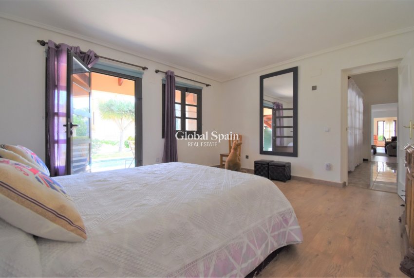 Resale - VILLA -
Orihuela Costa - Villamartin