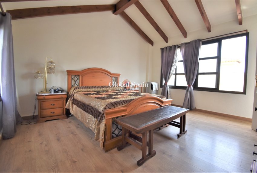 Resale - VILLA -
Orihuela Costa - Villamartin