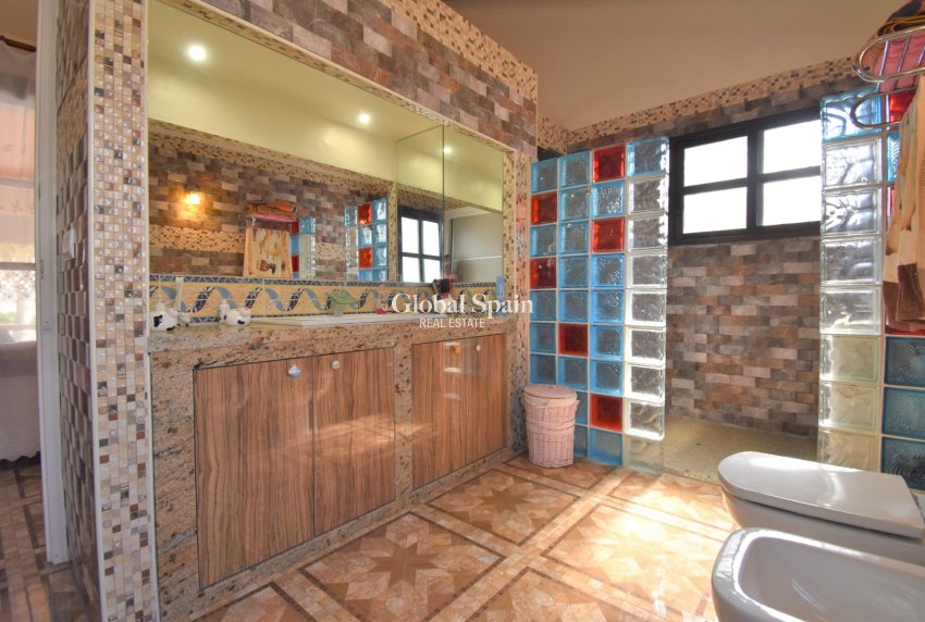 Resale - VILLA -
ORIHUELA COSTA - Villamartin