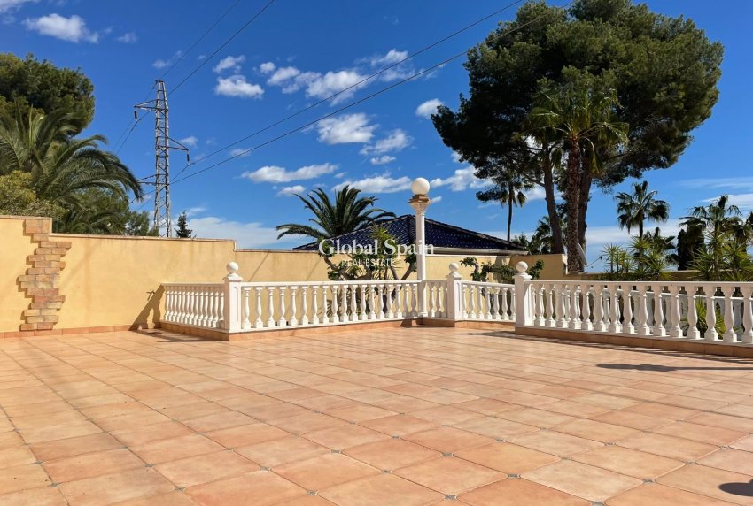 Resale - Villa -
ORIHUELA COSTA - VILLAMARTÍN
