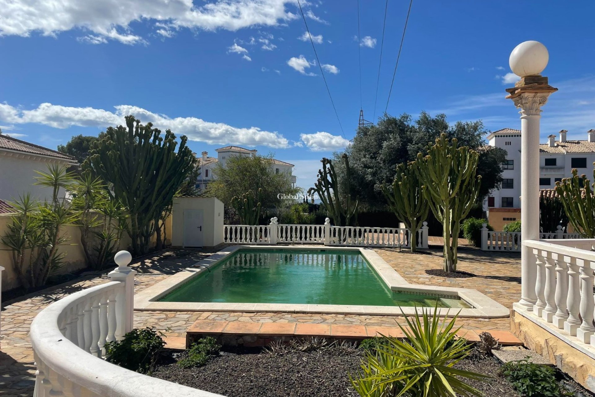 Resale - Villa -
ORIHUELA COSTA - VILLAMARTÍN