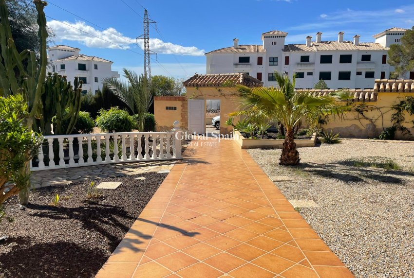 Resale - Villa -
ORIHUELA COSTA - VILLAMARTÍN
