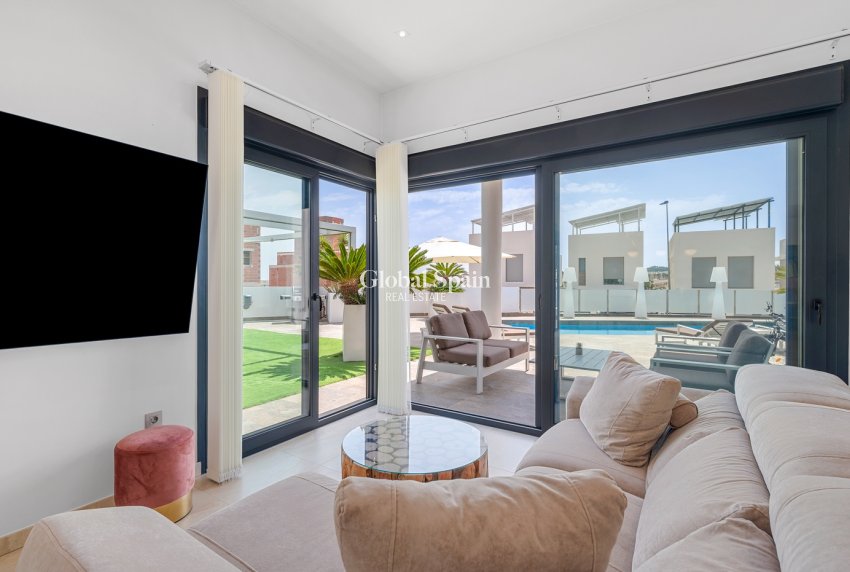 Resale - Villa -
ORIHUELA COSTA - VILLAMARTÍN