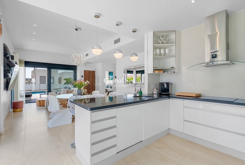 Resale - Villa -
ORIHUELA COSTA - VILLAMARTÍN