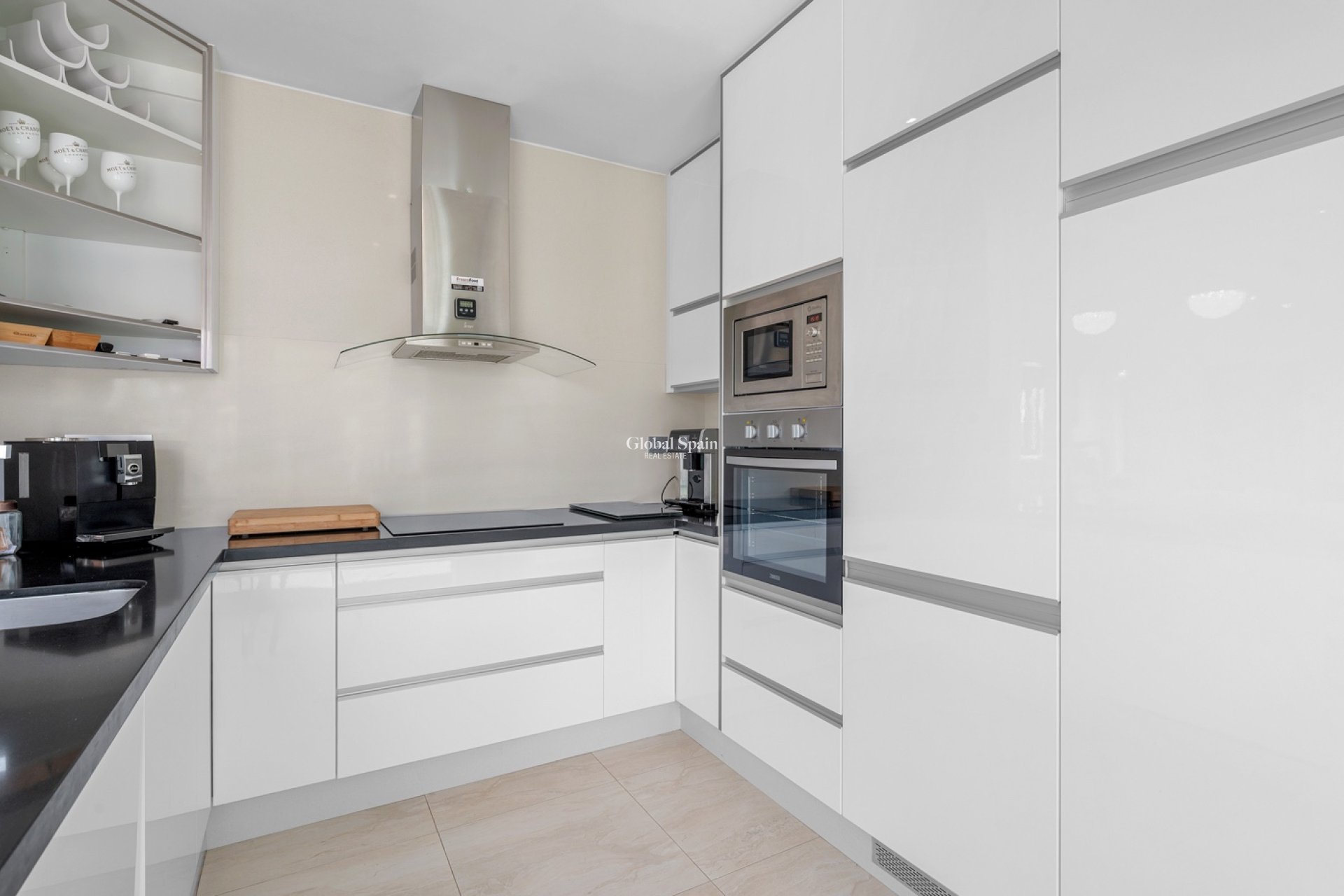 Resale - Villa -
ORIHUELA COSTA - VILLAMARTÍN