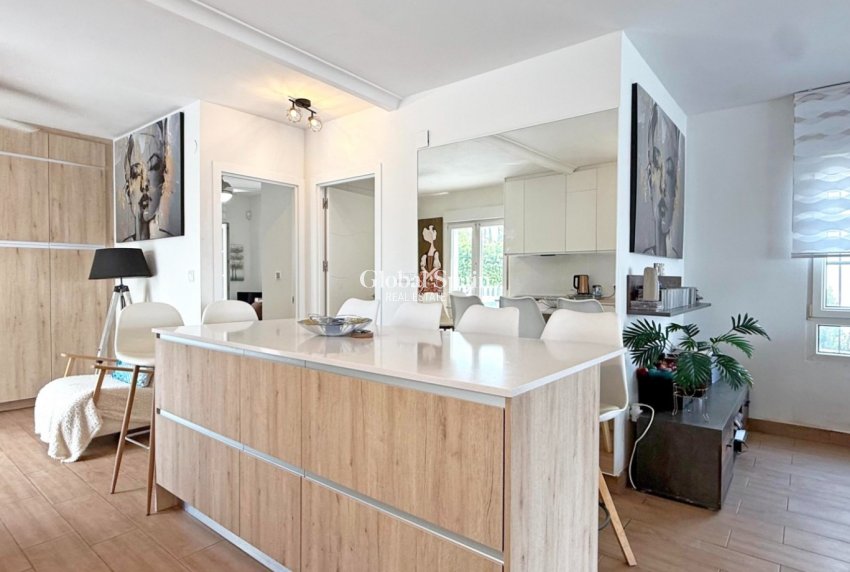 Resale - Villa -
ORIHUELA COSTA - VILLAMARTÍN