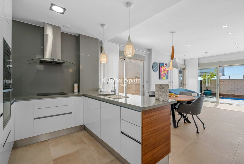 Resale - VILLA -
ORIHUELA - Inland