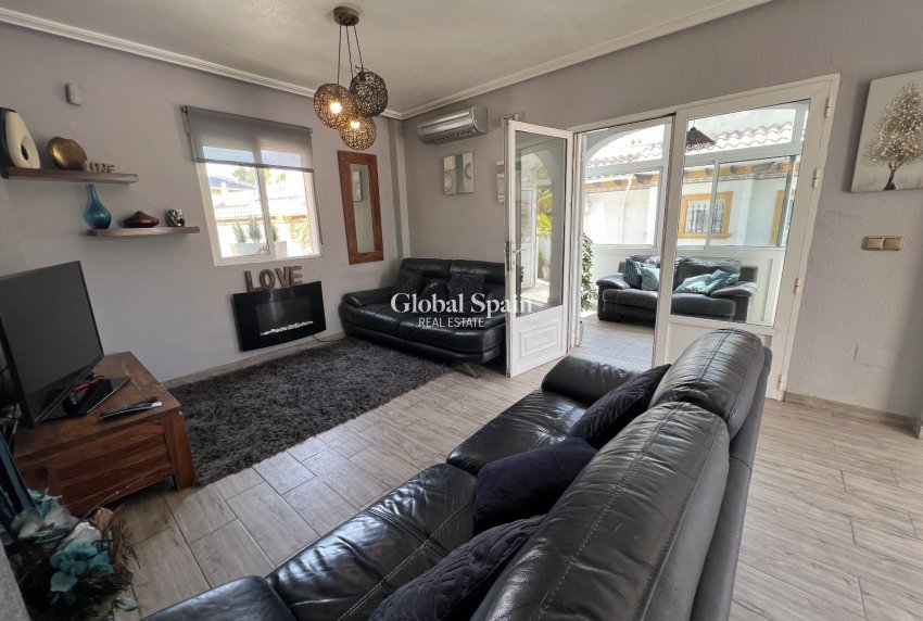 Resale - VILLA -
ORIHUELA - Inland