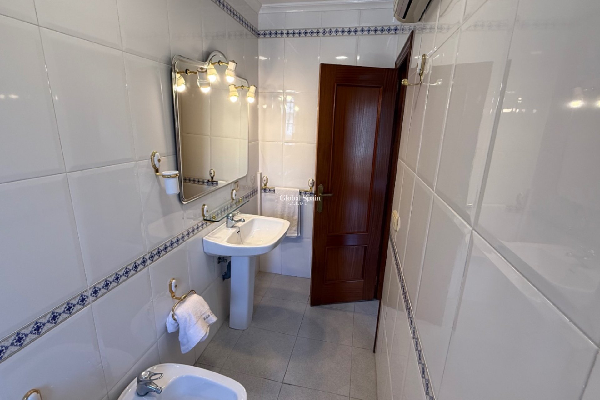 Resale - VILLA -
ORIHUELA - Inland