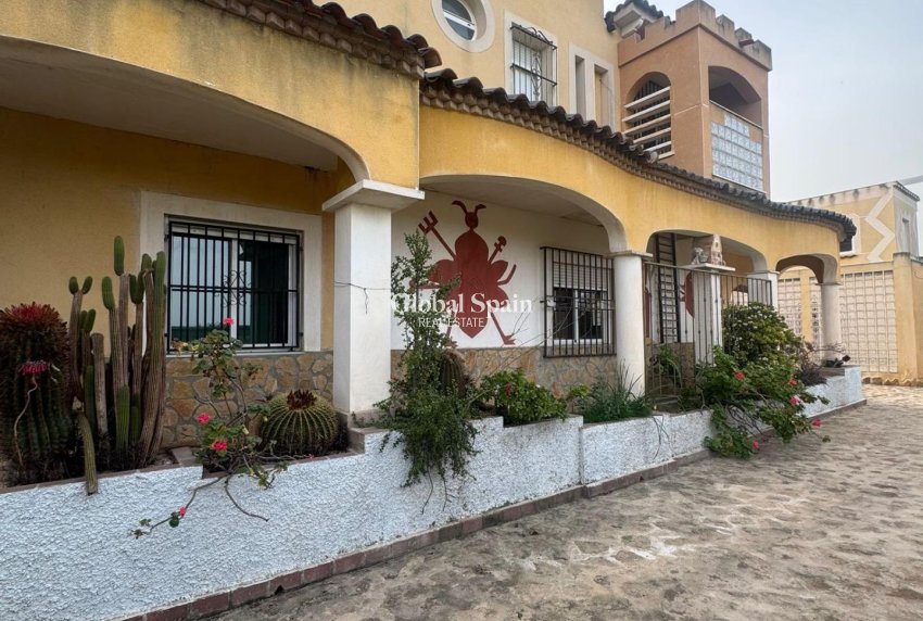 Resale - VILLA -
ORIHUELA - La Campaneta