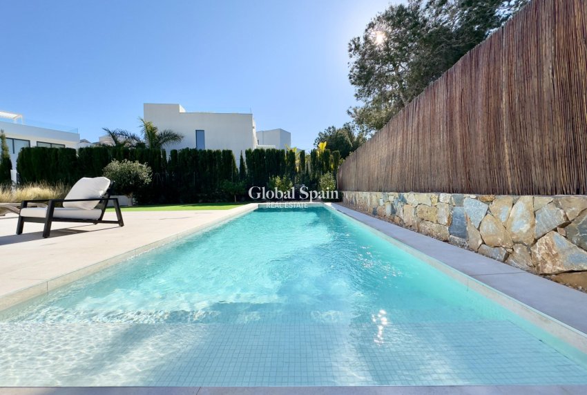 Resale - VILLA -
ORIHUELA - Las Colinas Golf