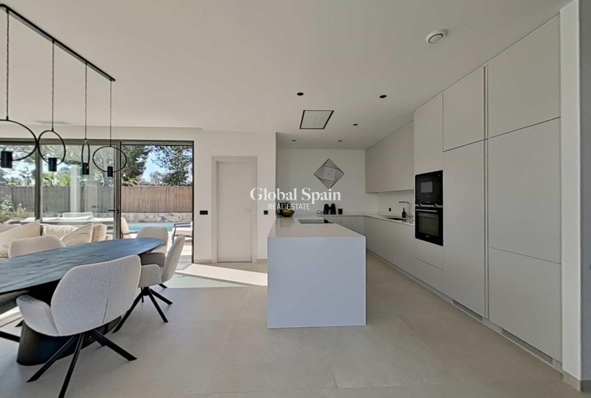 Resale - VILLA -
ORIHUELA - Las Colinas Golf