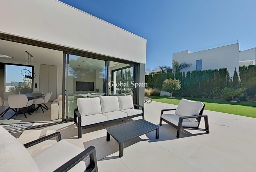 Resale - VILLA -
ORIHUELA - Las Colinas Golf