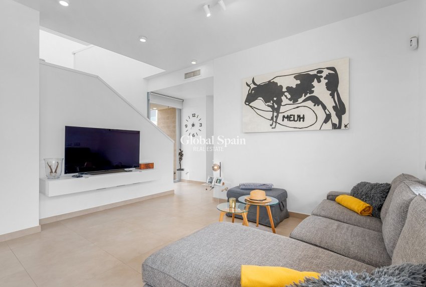 Resale - Villa -
ORIHUELA - Vistabella Golf