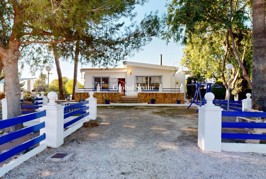 Resale - VILLA -
ORIHUELA