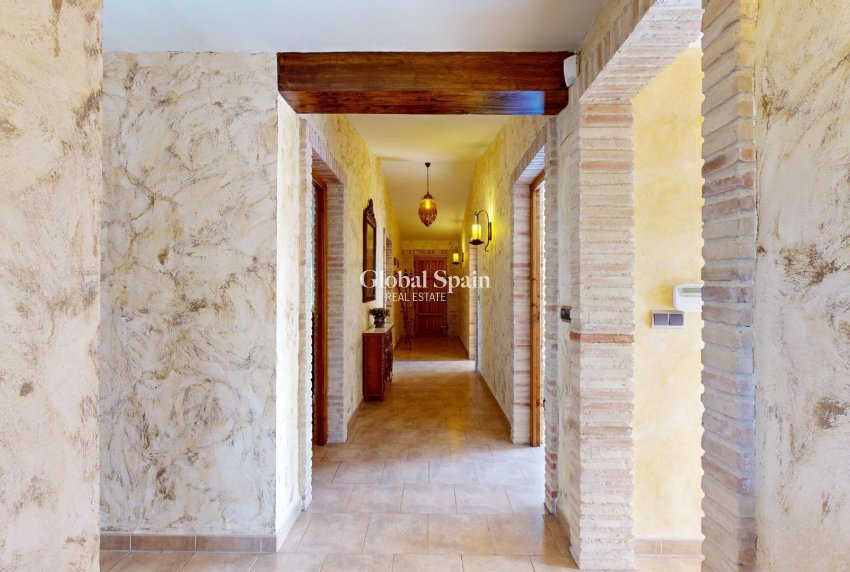 Resale - VILLA -
ORIHUELA