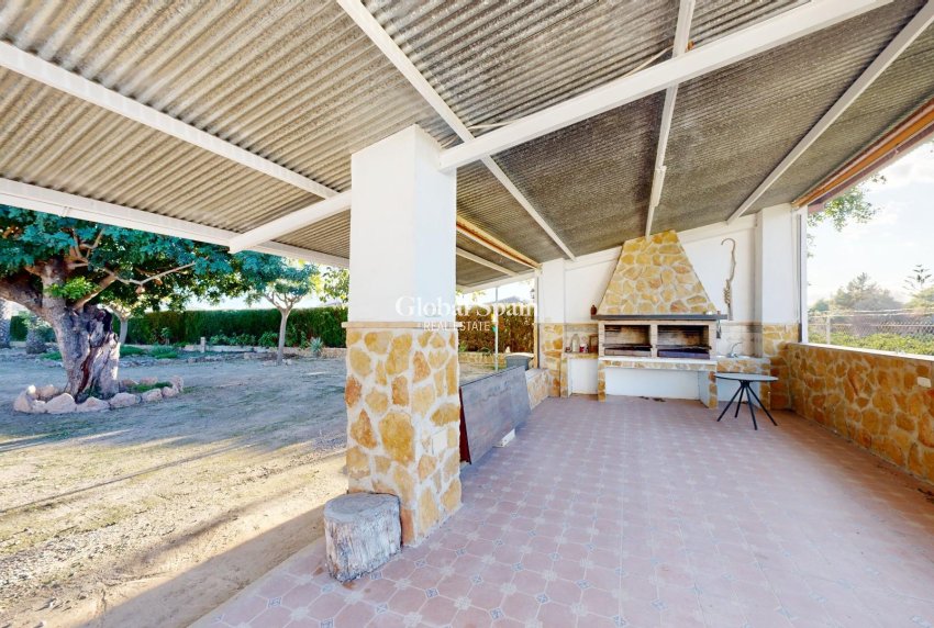 Resale - VILLA -
ORIHUELA