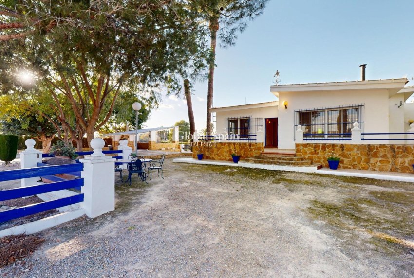 Resale - VILLA -
ORIHUELA