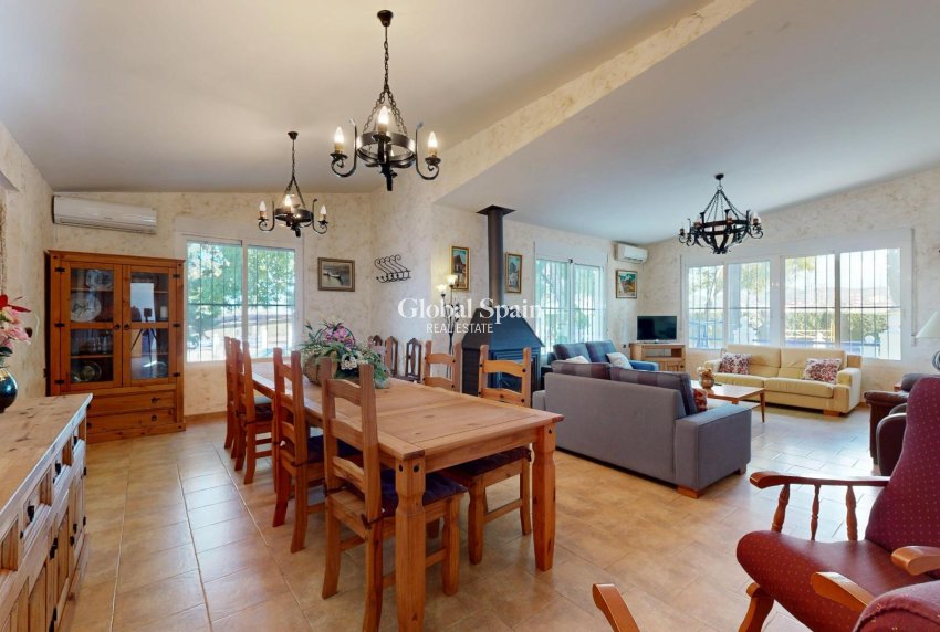 Resale - VILLA -
ORIHUELA
