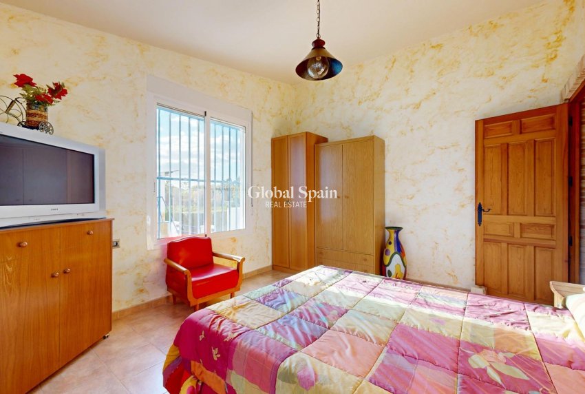 Resale - VILLA -
ORIHUELA