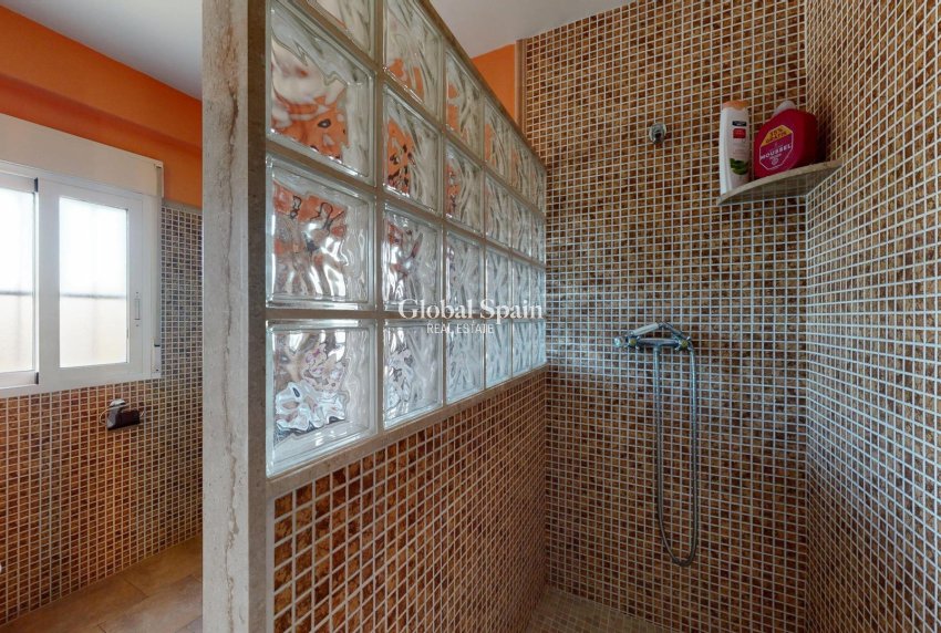 Resale - VILLA -
ORIHUELA