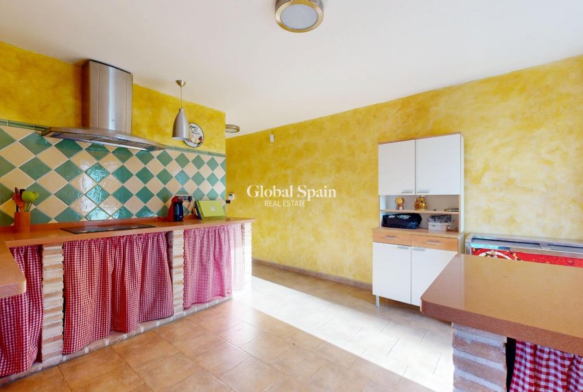 Resale - VILLA -
ORIHUELA