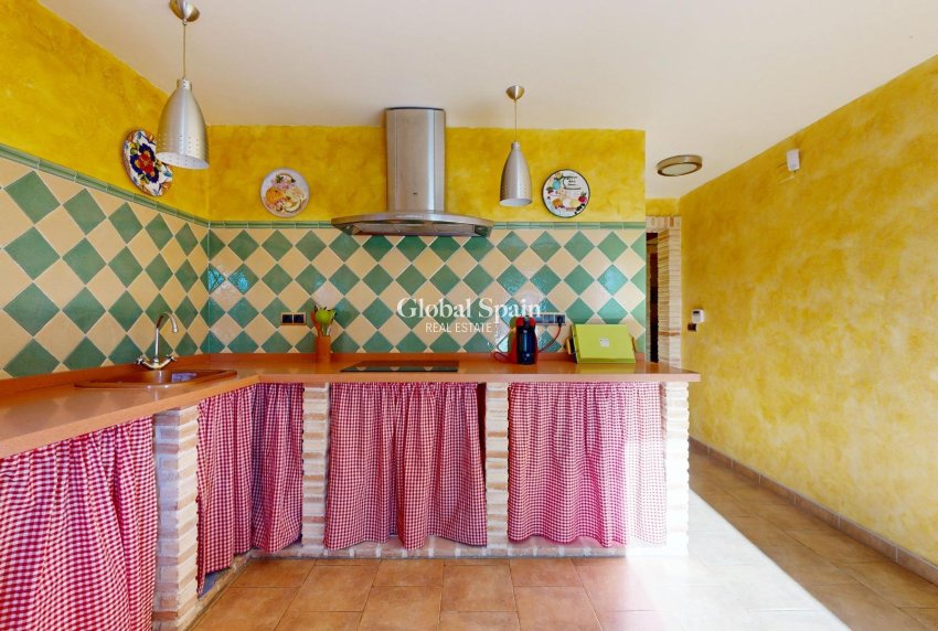 Resale - VILLA -
ORIHUELA