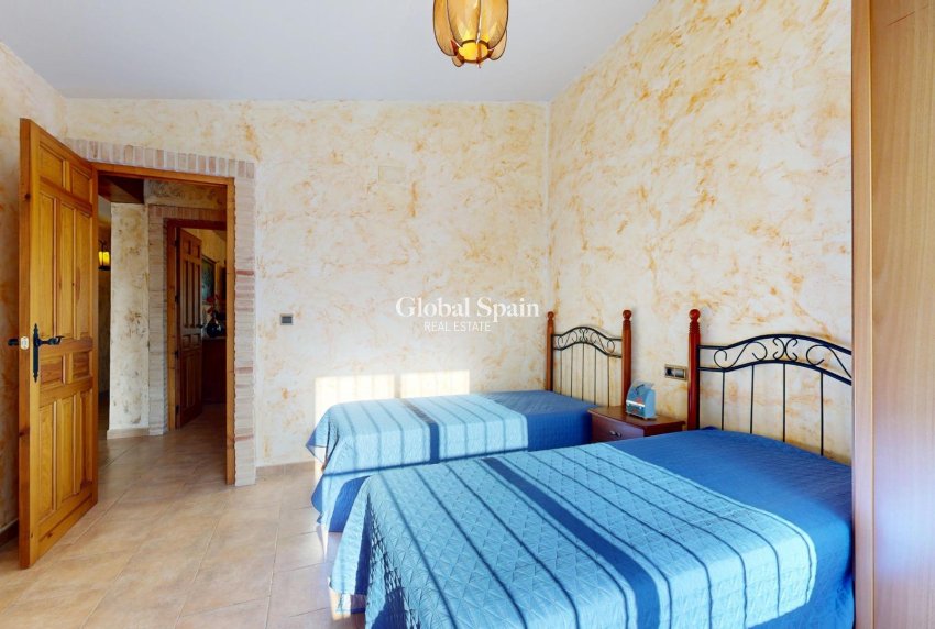 Resale - VILLA -
ORIHUELA