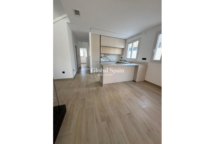 Resale - Villa Penthouse -
TORREVIEJA - Aguas Nuevas