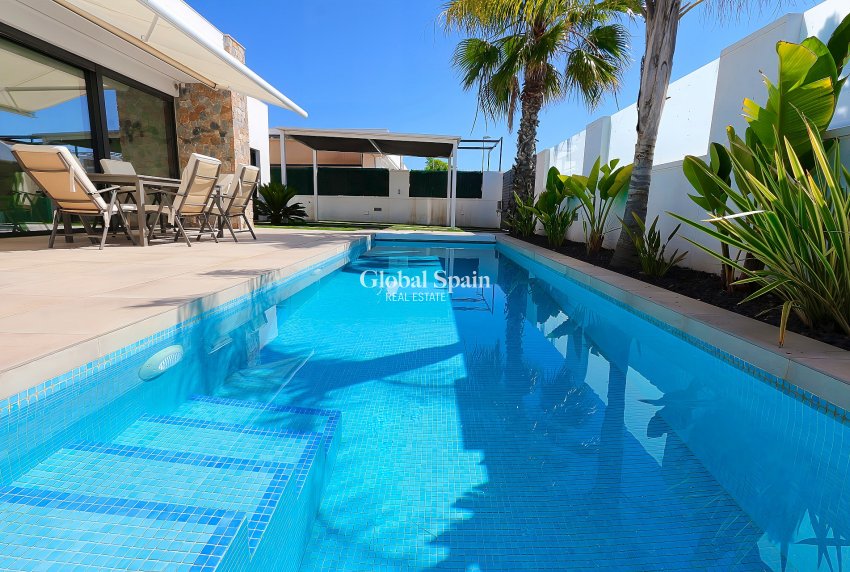 Resale - VILLA -
PILAR DE LA HORADADA - Costa Blanca