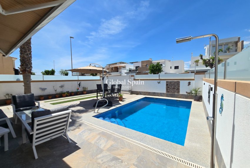 Resale - VILLA -
PILAR DE LA HORADADA - Costa Blanca