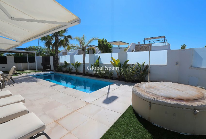 Resale - VILLA -
PILAR DE LA HORADADA - Costa Blanca