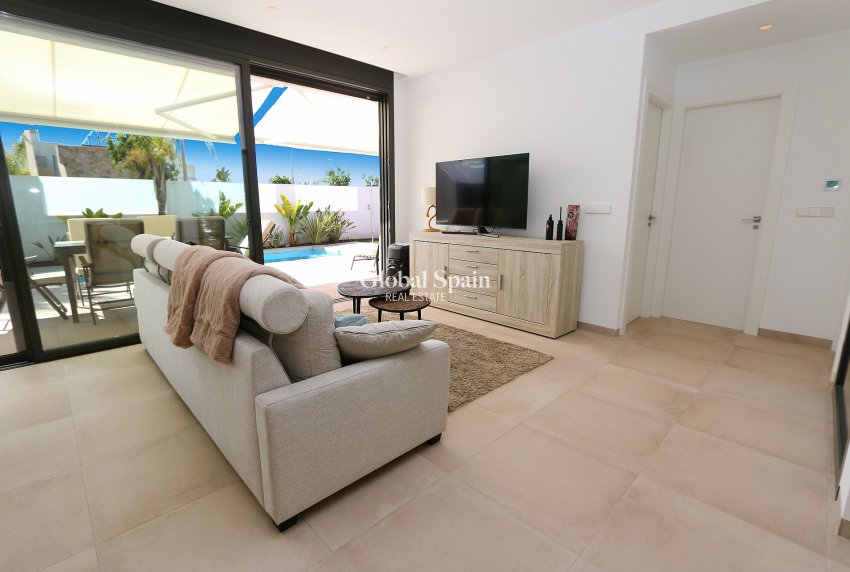 Resale - VILLA -
PILAR DE LA HORADADA - Costa Blanca
