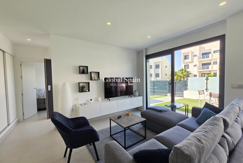 Resale - Villa -
PILAR DE LA HORADADA - Lo Romero Golf