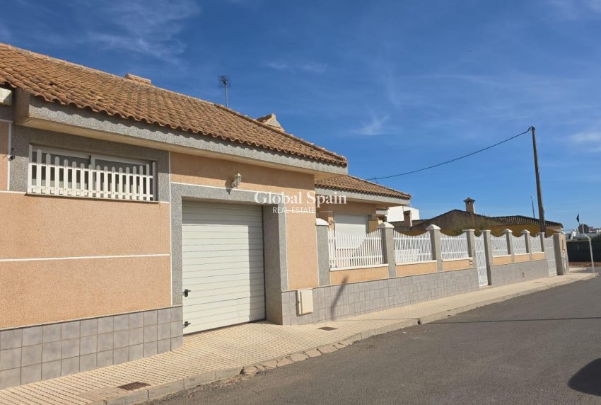 Resale - VILLA -
PILAR DE LA HORADADA - Pilar de la Horadada