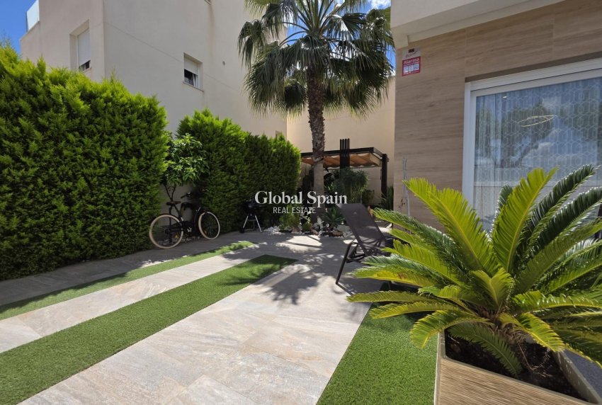 Resale - VILLA -
PILAR DE LA HORADADA - Zona Pueblo