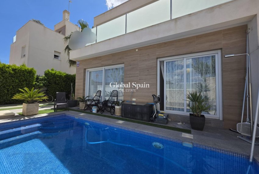 Resale - VILLA -
PILAR DE LA HORADADA - Zona Pueblo