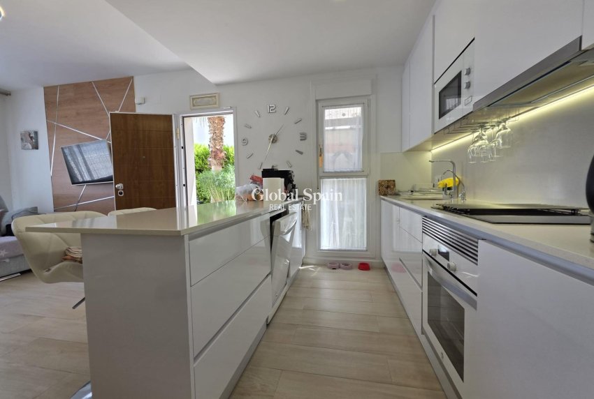 Resale - VILLA -
PILAR DE LA HORADADA - Zona Pueblo