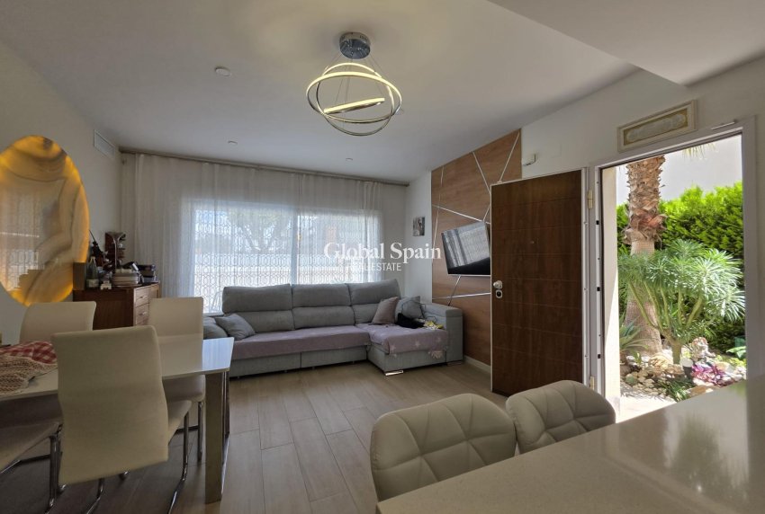 Resale - VILLA -
PILAR DE LA HORADADA - Zona Pueblo